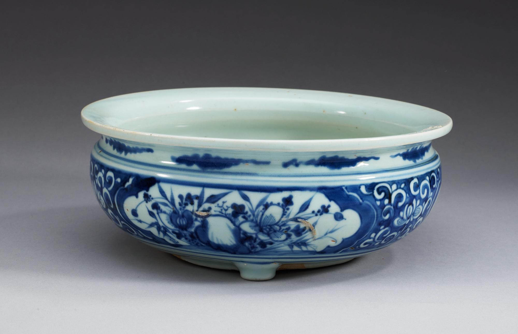 RÖKELSEKAR, porslin. Qing dynastin, tidigt 1700-tal.