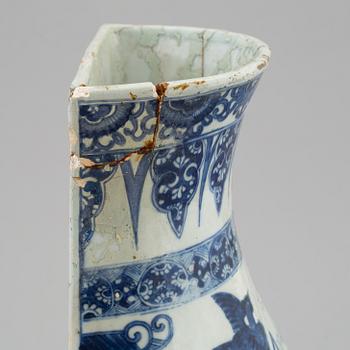 A blue and white wall cistern, Qing dynasty, Kangxi (1662-1722).