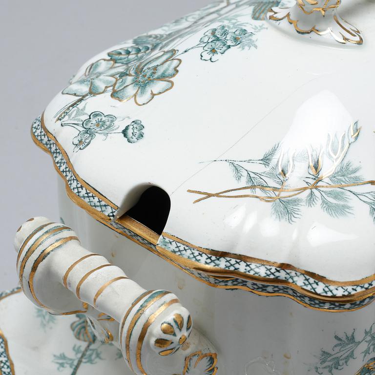 A earthenware table set of 136 pcs "Vexiö Guld",  by Arvid Ekberg, Gustafsberg, from around year 1900.