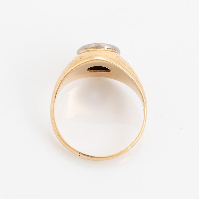 Ring, med cushionformad diamant.