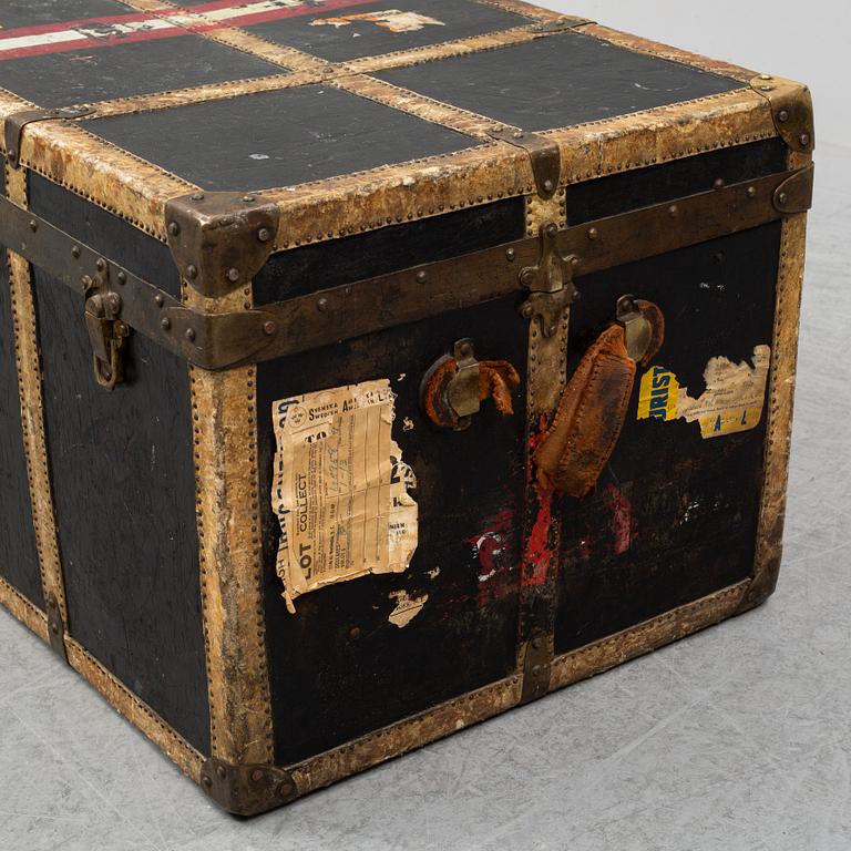 TRUNK, John Cattnach, New York, early 20th century. Signed with label.