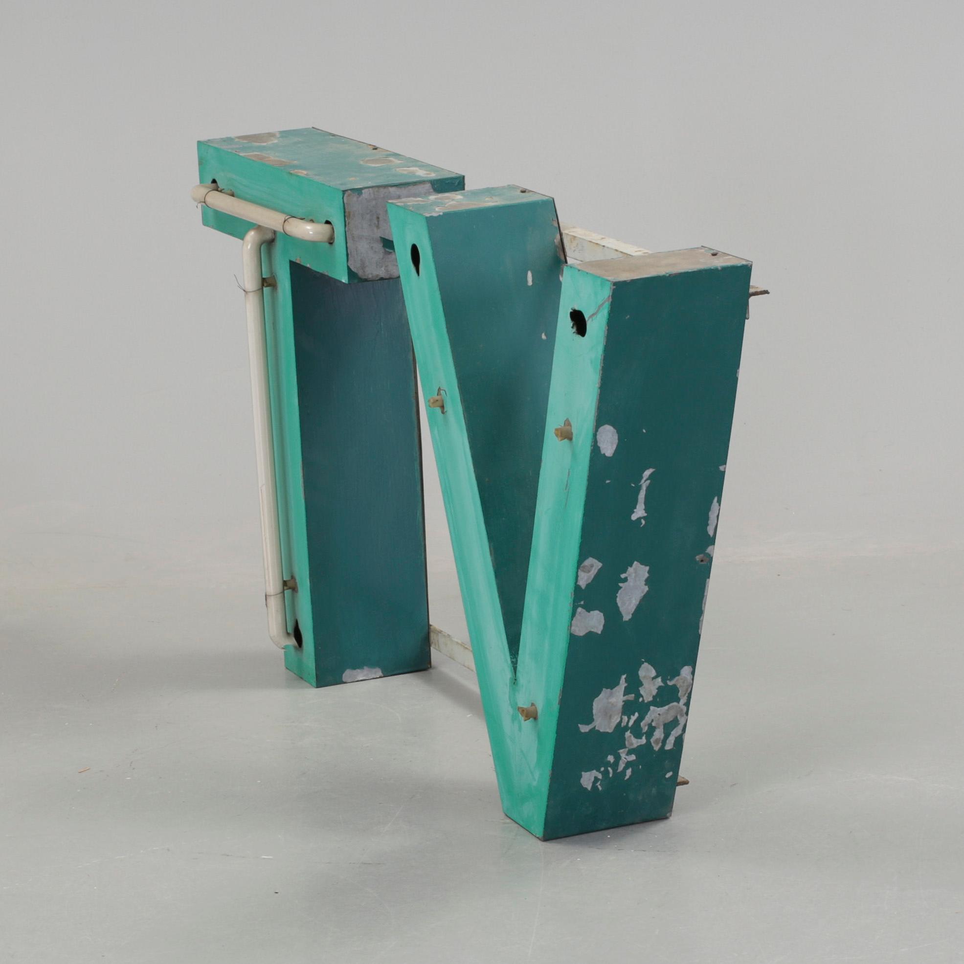 FASADSKYLT. "TV", 1900-talets första hälft.