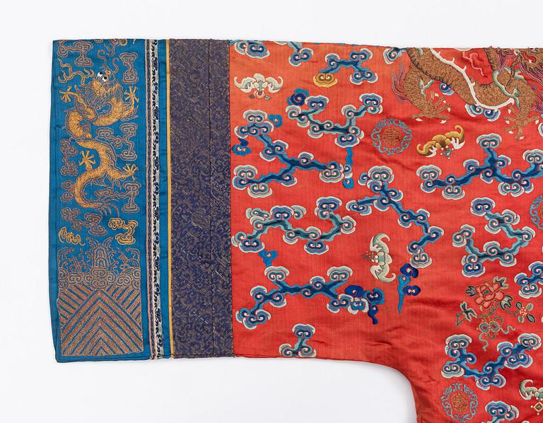 A Chinese embroidered silk robe, late Qing dynasty, 19th century.