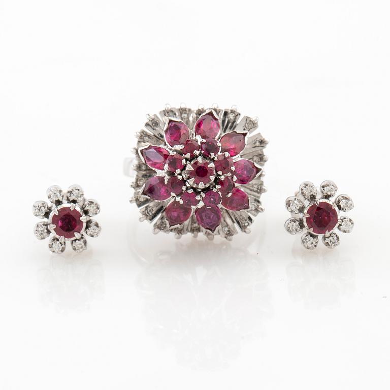 Ring/Cocktailring and earrings in 18K white gold set with single-cut diamonds and faceted rubies.