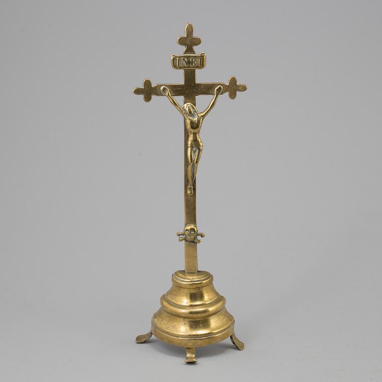 A 19TH CENTURY BRONZE CRUCIFIX.