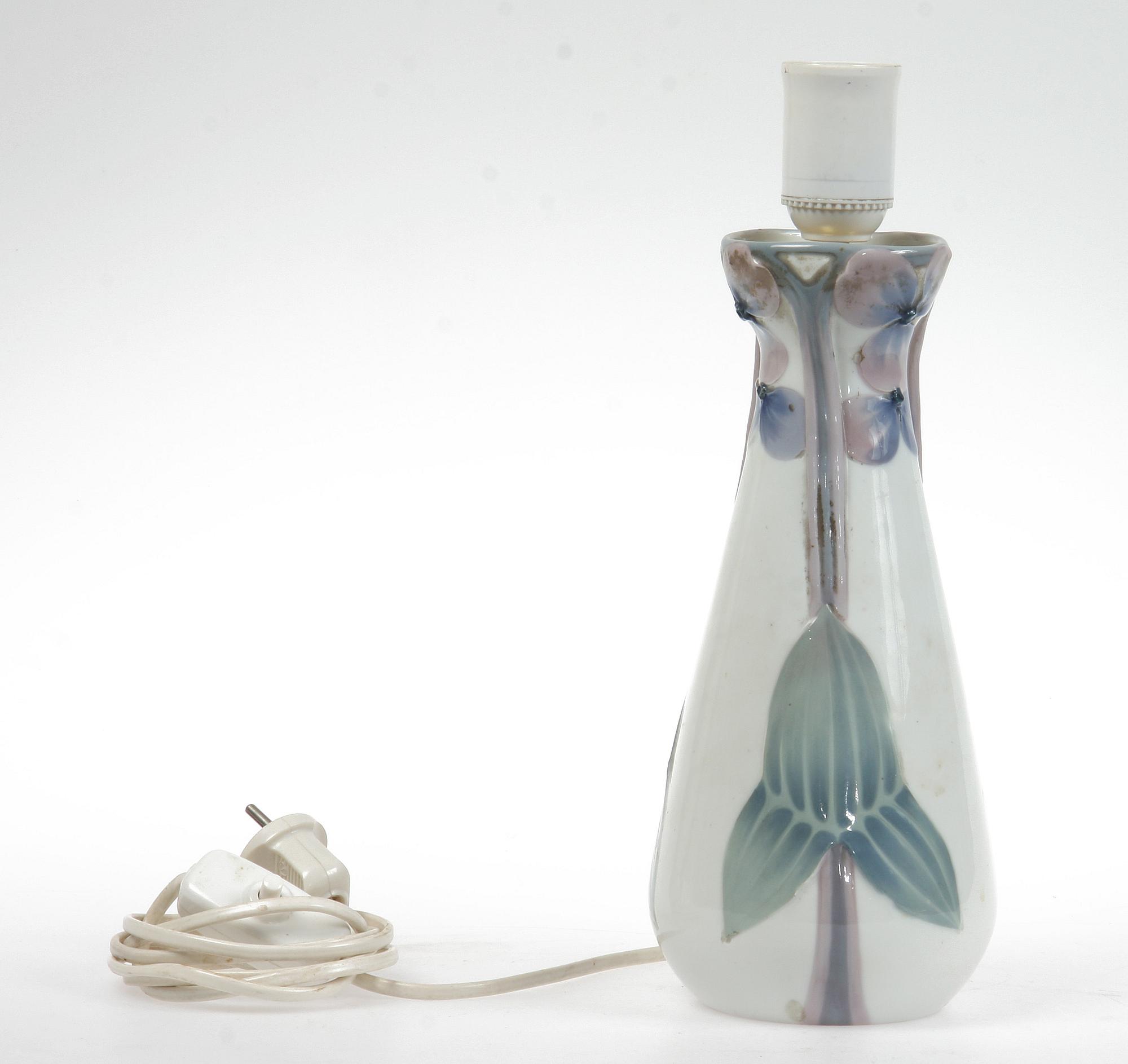 BORDSLAMPA, porslin, jugend, Rörstrand, 1900-talets första hälft.