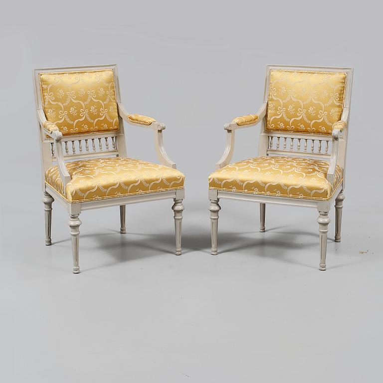 KARMSTOLAR, ett par gustaviansk stil, 1900-talets första hälft.