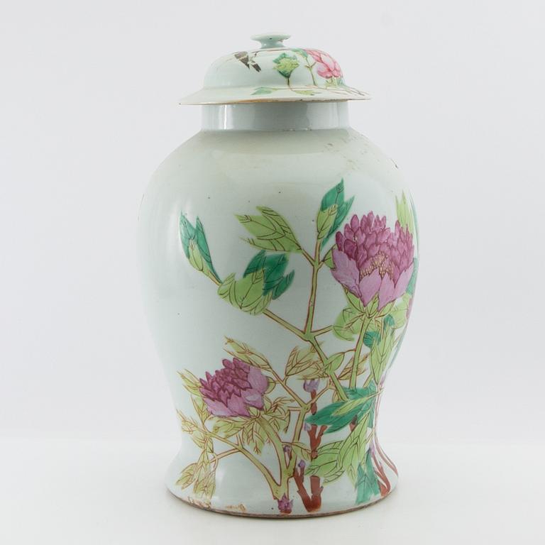 Lock urn China 20th century porcelain.