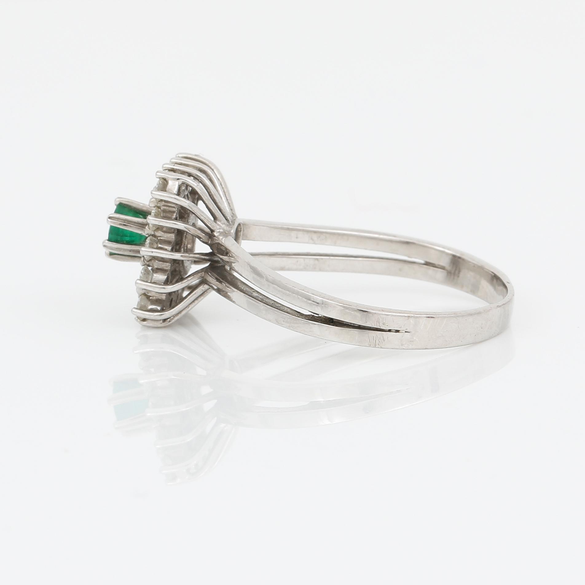 RING, vitguld 18K, diamanter, smaragd. 1900-talets andra hälft. Vikt ca 4 gram.