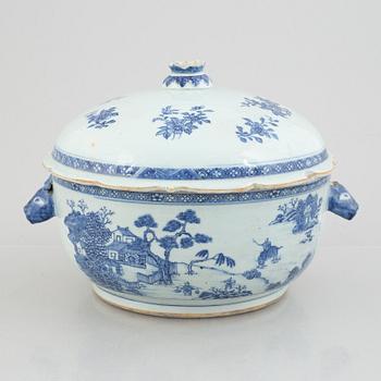 A Chinese export porcelain tureen with cover, Qing dynasty, Qianlong (1736-95).