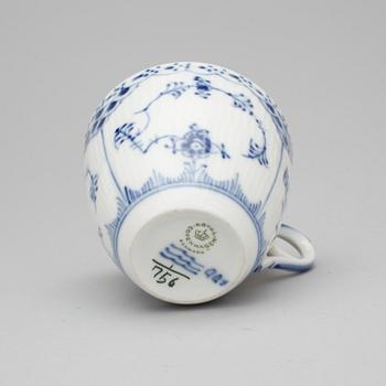 SERVISDELAR, 27 delar, "Musselmalet", Royal Copenhagen, 1900-talets.