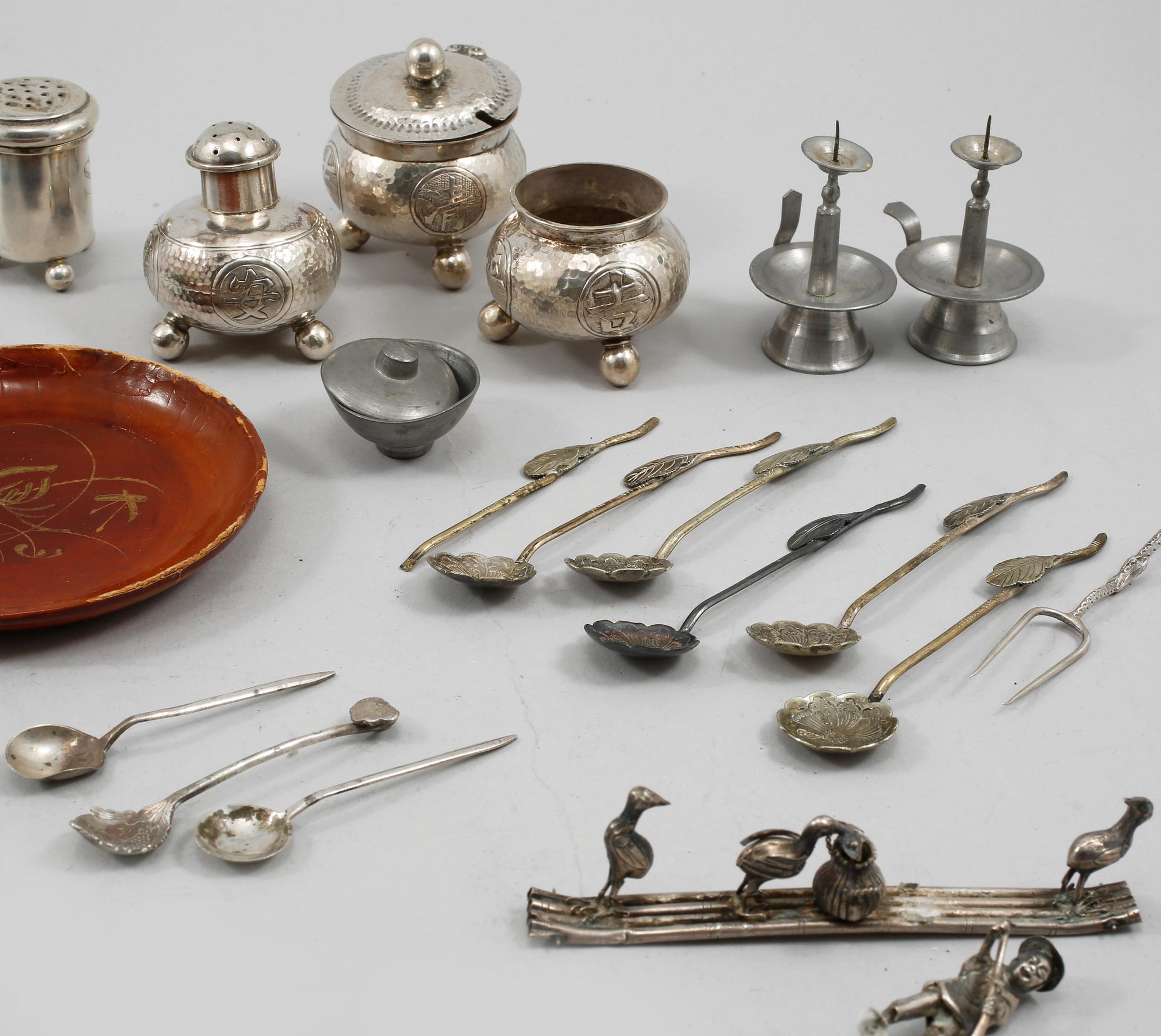 PARTI MINIATYRER M M, ca 22 delar, 1800/1900-tal.