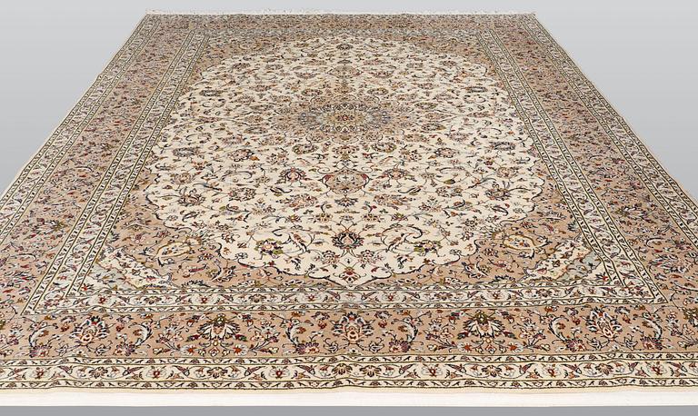 A Keshan carpet, approx. 398 x 295 cm.
