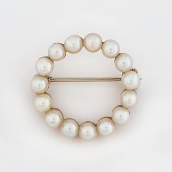 A cultured pearl brooch.