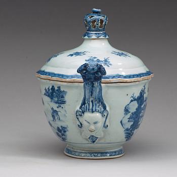 A blue and white tureen with cover and stand, Qing dynasty, Qianlong (1736-95).