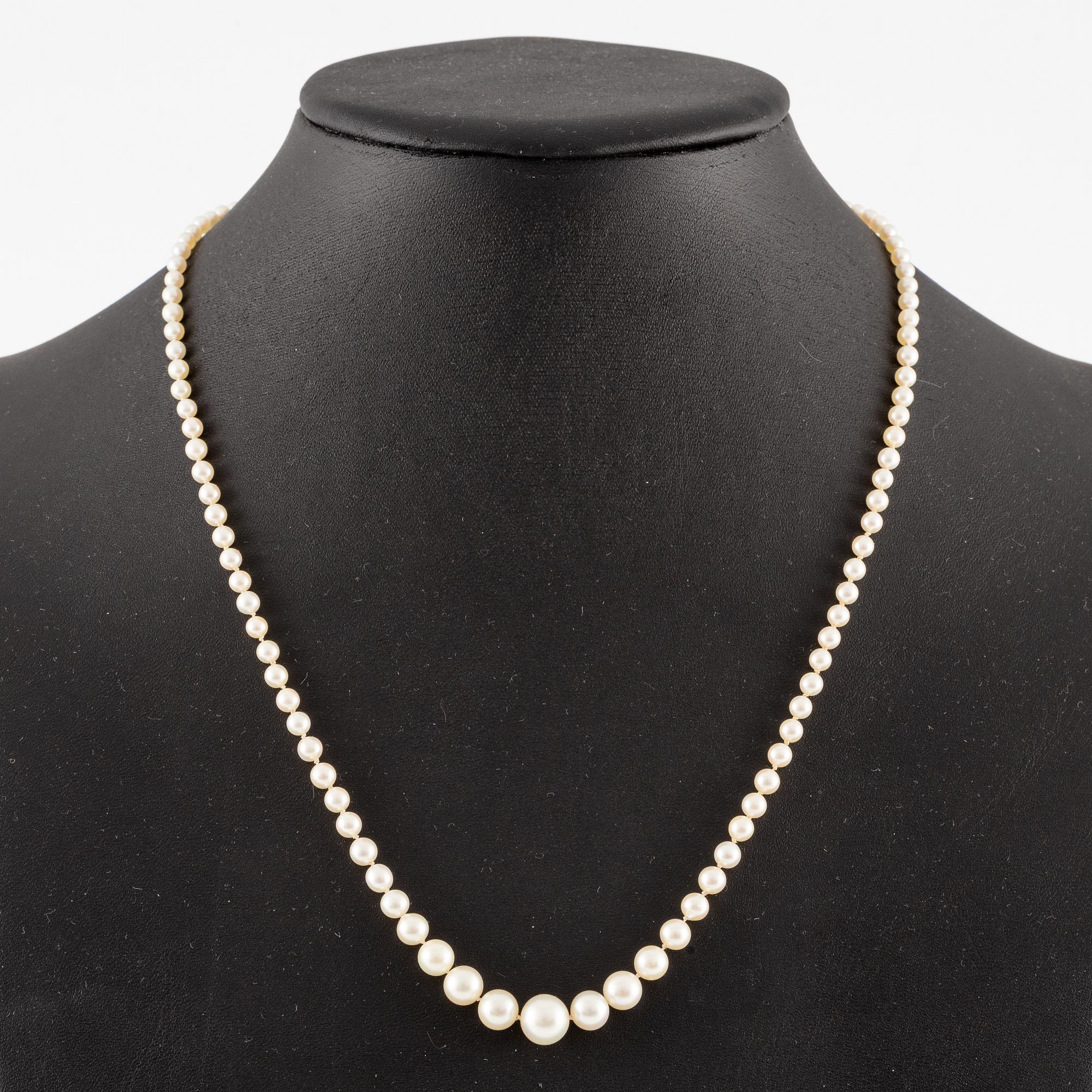 Pearl necklace, with graduated cultured pearls, clasp 18K gold set with small white stones.
