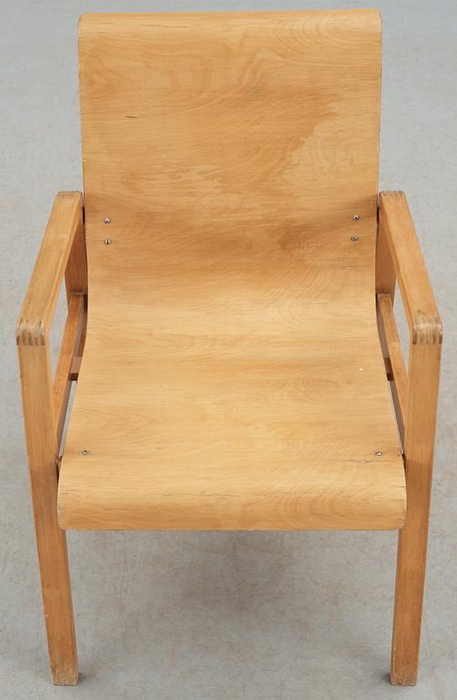 An Alvar AAlto birch plywood armchair, model 51, Huoneakalu-ja Rakennustyötehdas Oy, Artek, Finland.