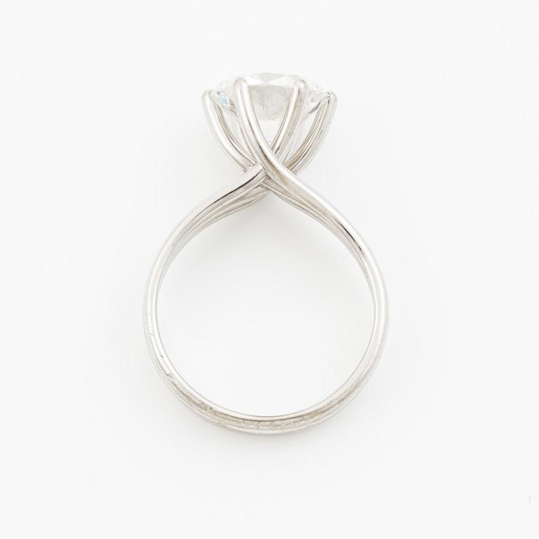 A ring in 18K white gold set with a round brilliant-cut diamond.