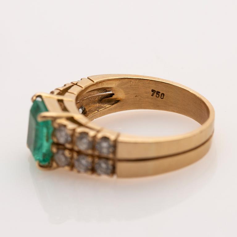 Ring, 18K gold with an emerald set in it and 12 brilliant-cut diamonds.