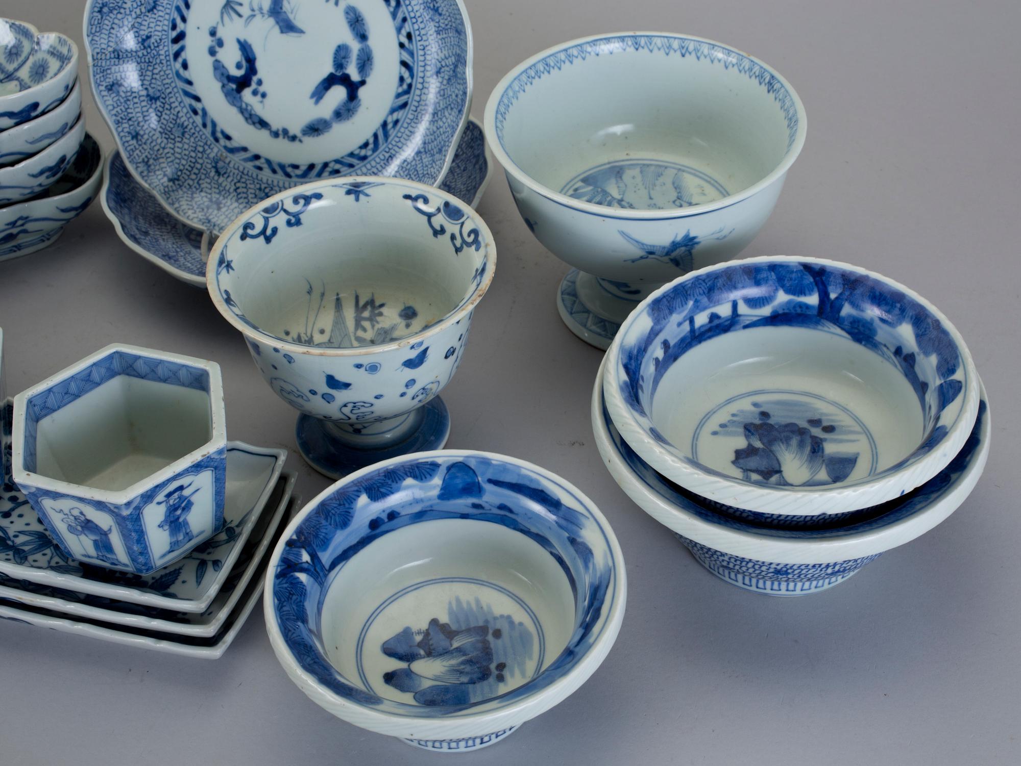 PARTI PORSLIN, ca 30 delar. Japan, 1900-talets första hälft.