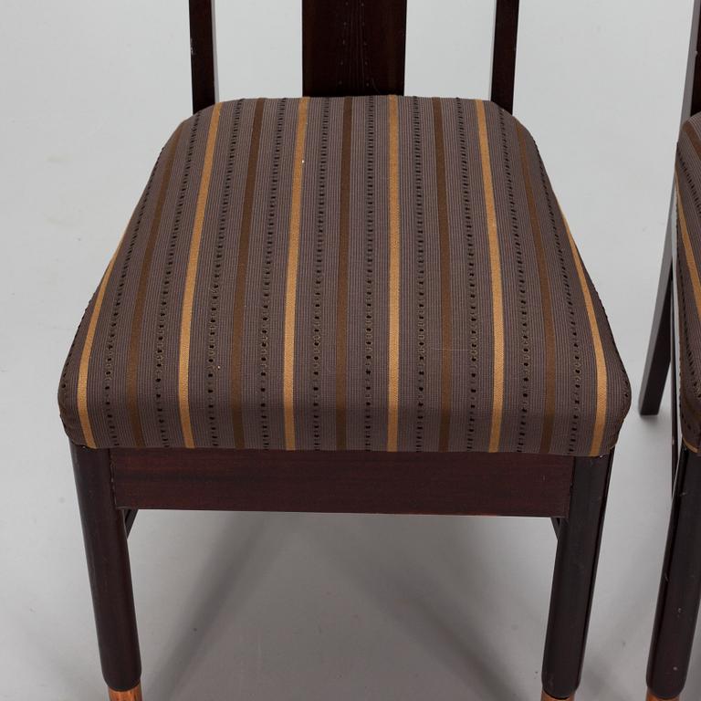 Bernhard Häkli, A Finnish Jugend table and six chairs, Vihdin Puuseppäin Huonekaluliike 1911.