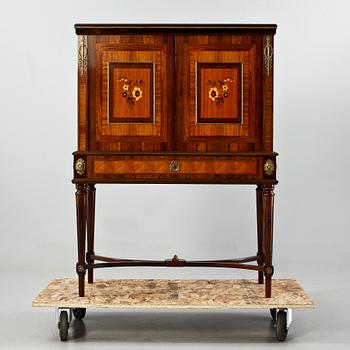 BARSKÅP, Louis XVI-stil, 1900-talets tredje kvartal.