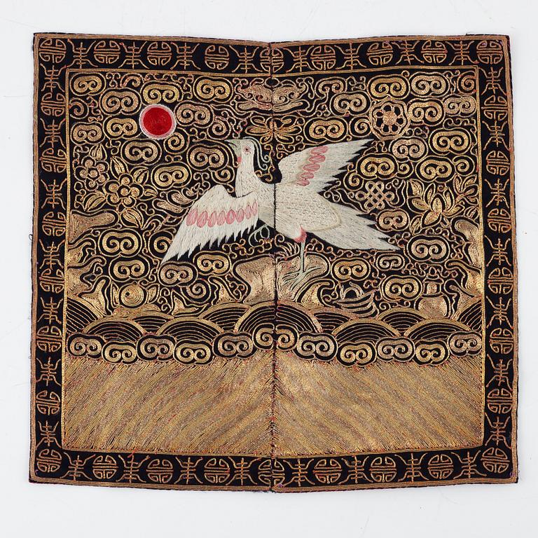 Ämbetsmannainsignia, broderat siden, Kina, sen Qingdynasti.