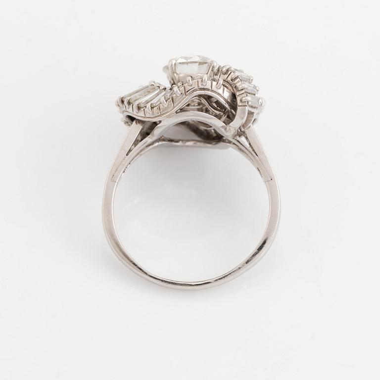 Boucheron ring platina med en rund briljantslipad diamant vikt ca 1.25 ct kvalitet ca H vvs.