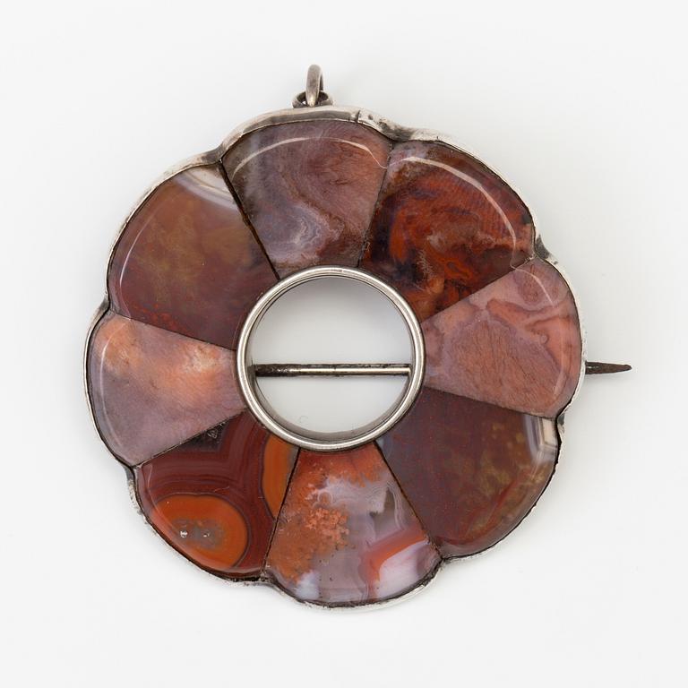 A BROOCH set with agate.