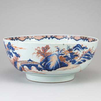 A large imari punch bowl, Qing dynasty, 18th Century.