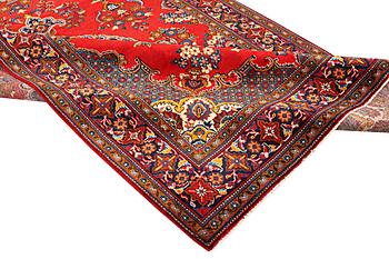 A Persian carpet, ca 326 x 214 cm.