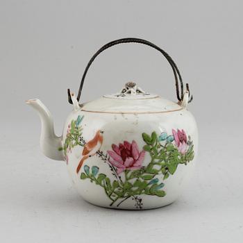 A famille rose teapot with cover, Qing dynasty, late 19th/early 20th century.
