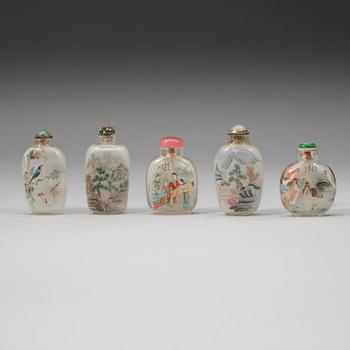 SNUSFLASKOR, fem stycken, insidesmålade glas. Kina, 1900-talets början.