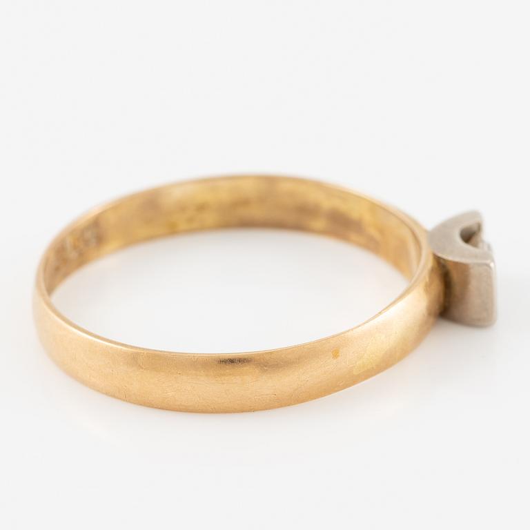 Ring, 18K guld med mindre briljantslipad diamant.