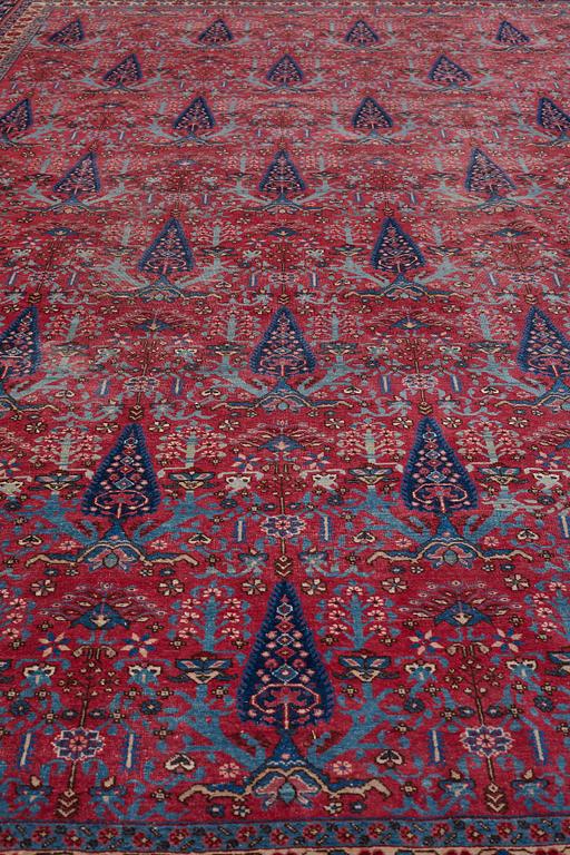 MATTO, a semi-antique Tabriz, ca 429,5 x 343,5 cm.