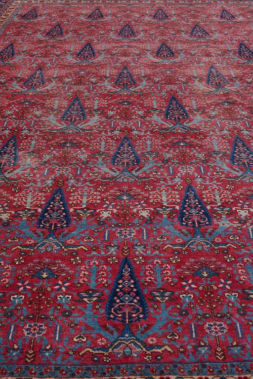 A CARPET, a semi-antique Tabriz, ca 429,5 x 343,5 cm.