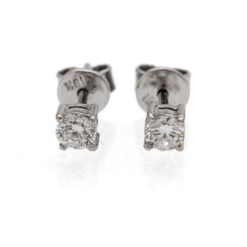18K white gold earrings with diamonds.