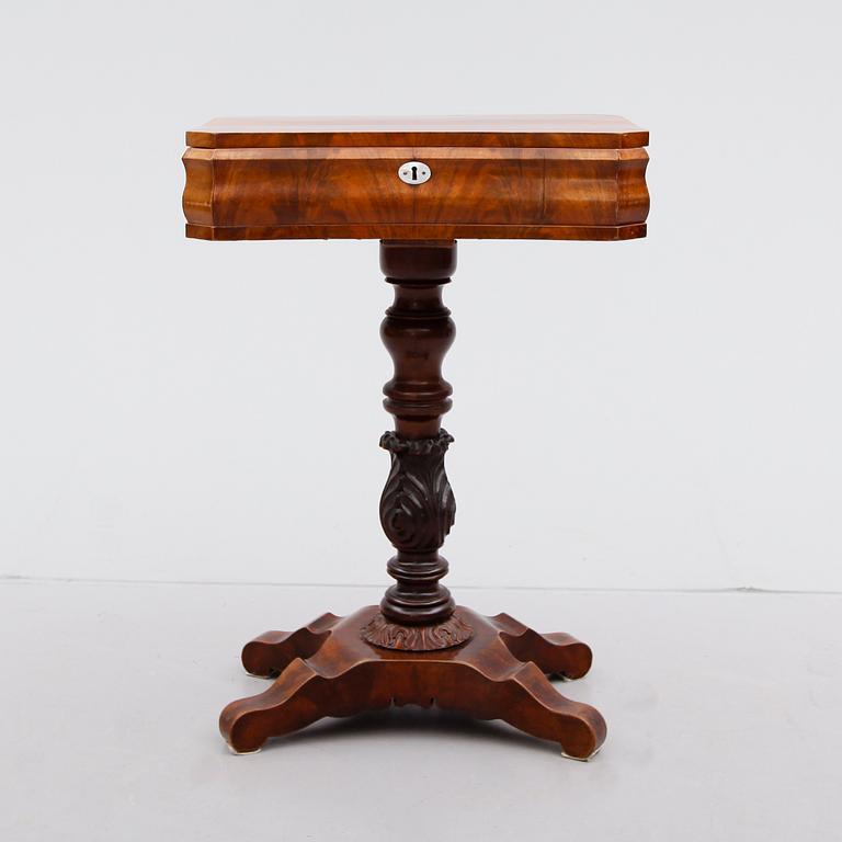 DAMARBETSBORD, senempir, 1800-talets mitt.