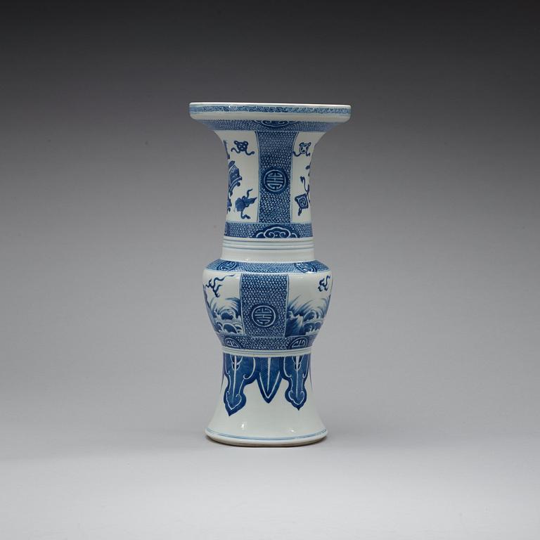 A blue and white urn, Qing dynasty, Kangxi (1662-1722).