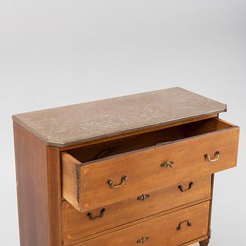 A mahogany veneered chest of drawers, first half of the 19th Century.