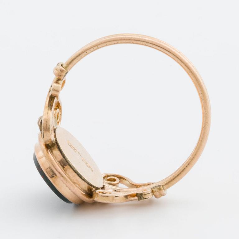 RING, 14K guld m blodsten ca 12 x 8 mm.