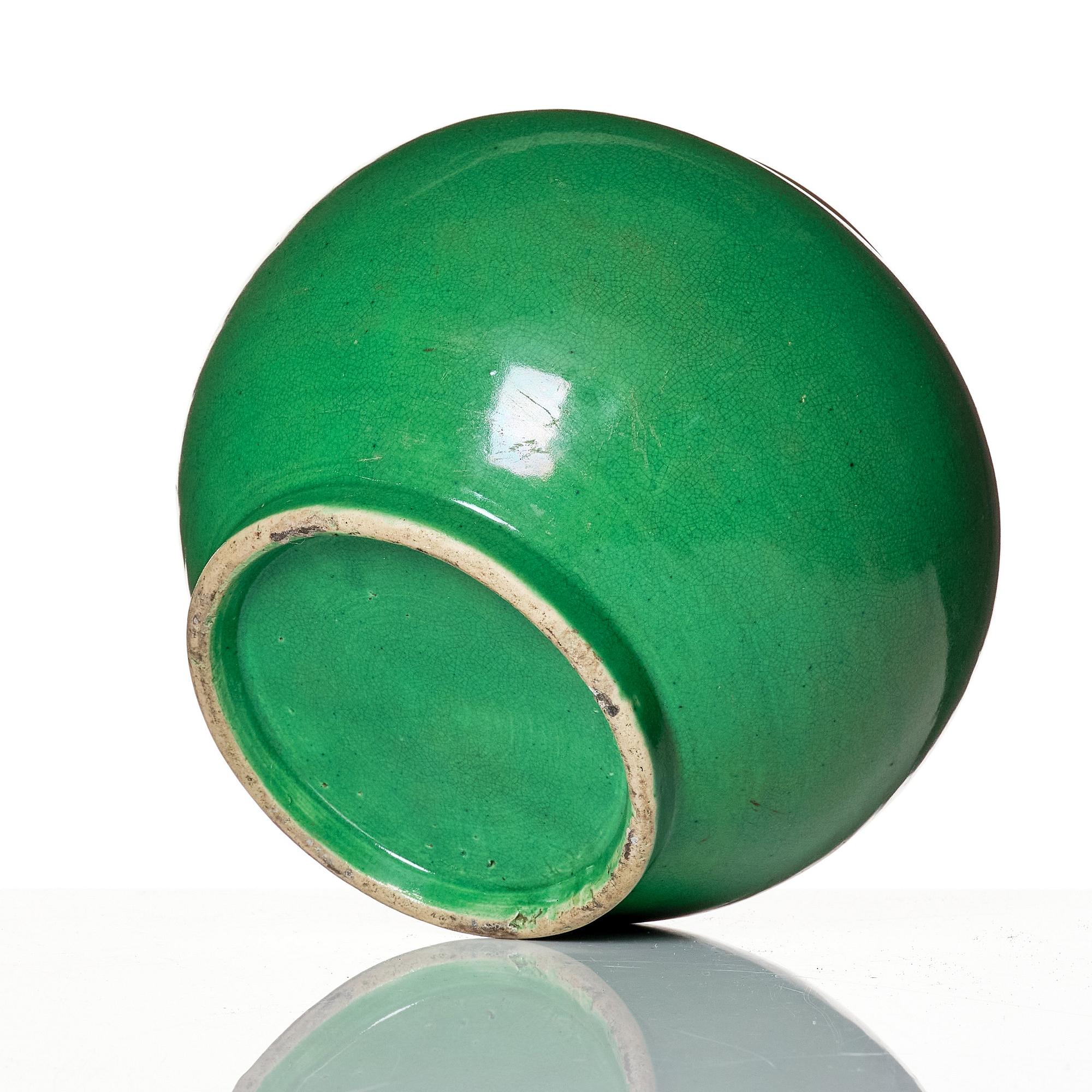 An apple green ge glazed jar, Qing dynasty, presumably 18th Century.