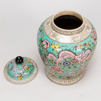 A CHINESE URN, porcelain, late 20th century.