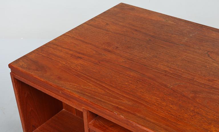 SKRIVBORD, "nr 26", Andreas Pedersens  Møbelfabrik, J Svenstrup, Danmark, 1960-tal.