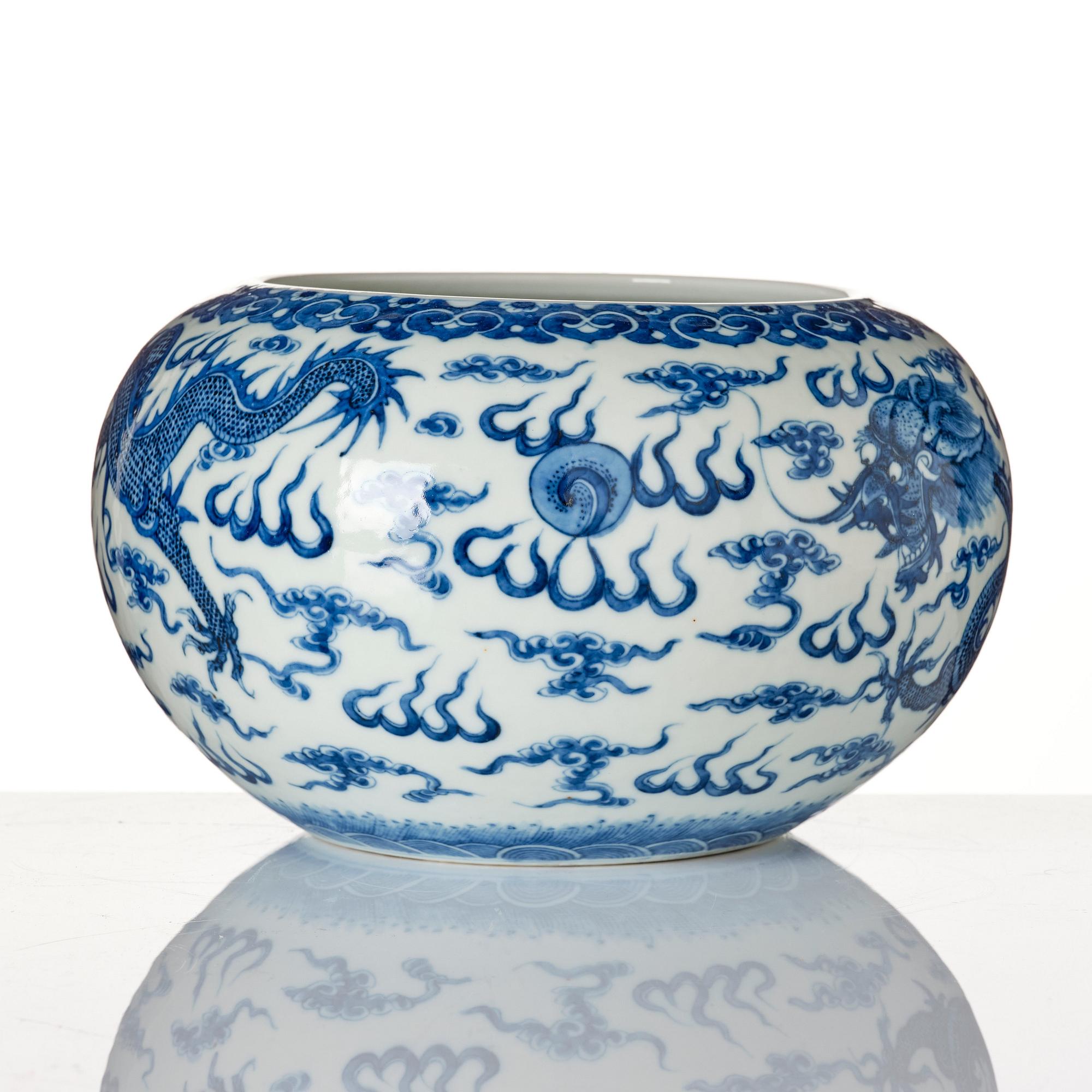 A blue and white jardiniere, late Qing dynasty.
