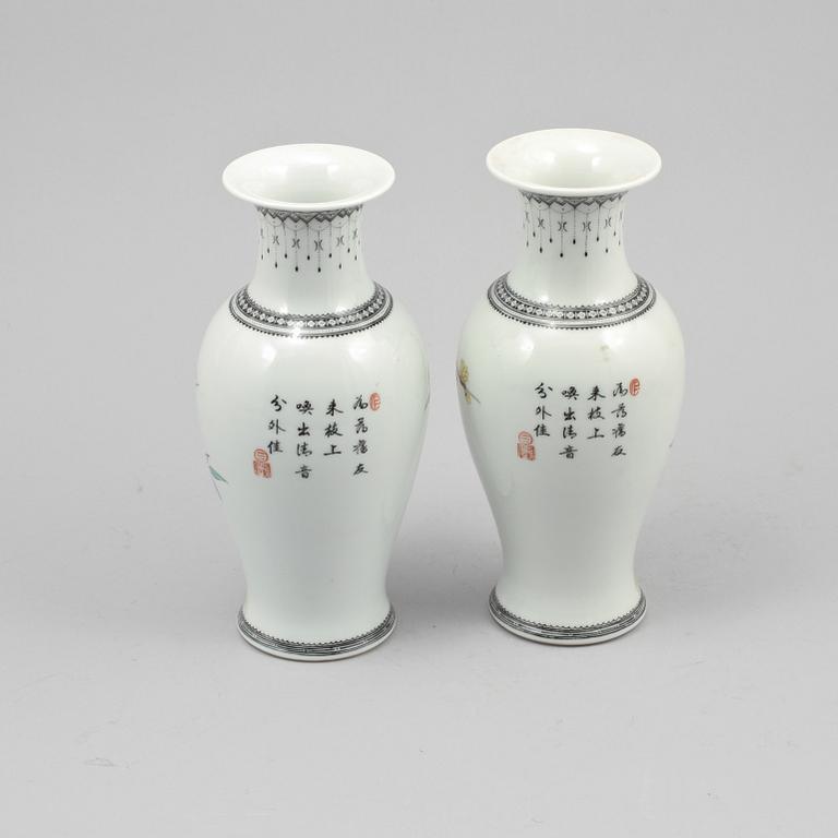VASER, 2 st, porslin, Kina, 1900-talets andra hälft/modern tillverkning.
