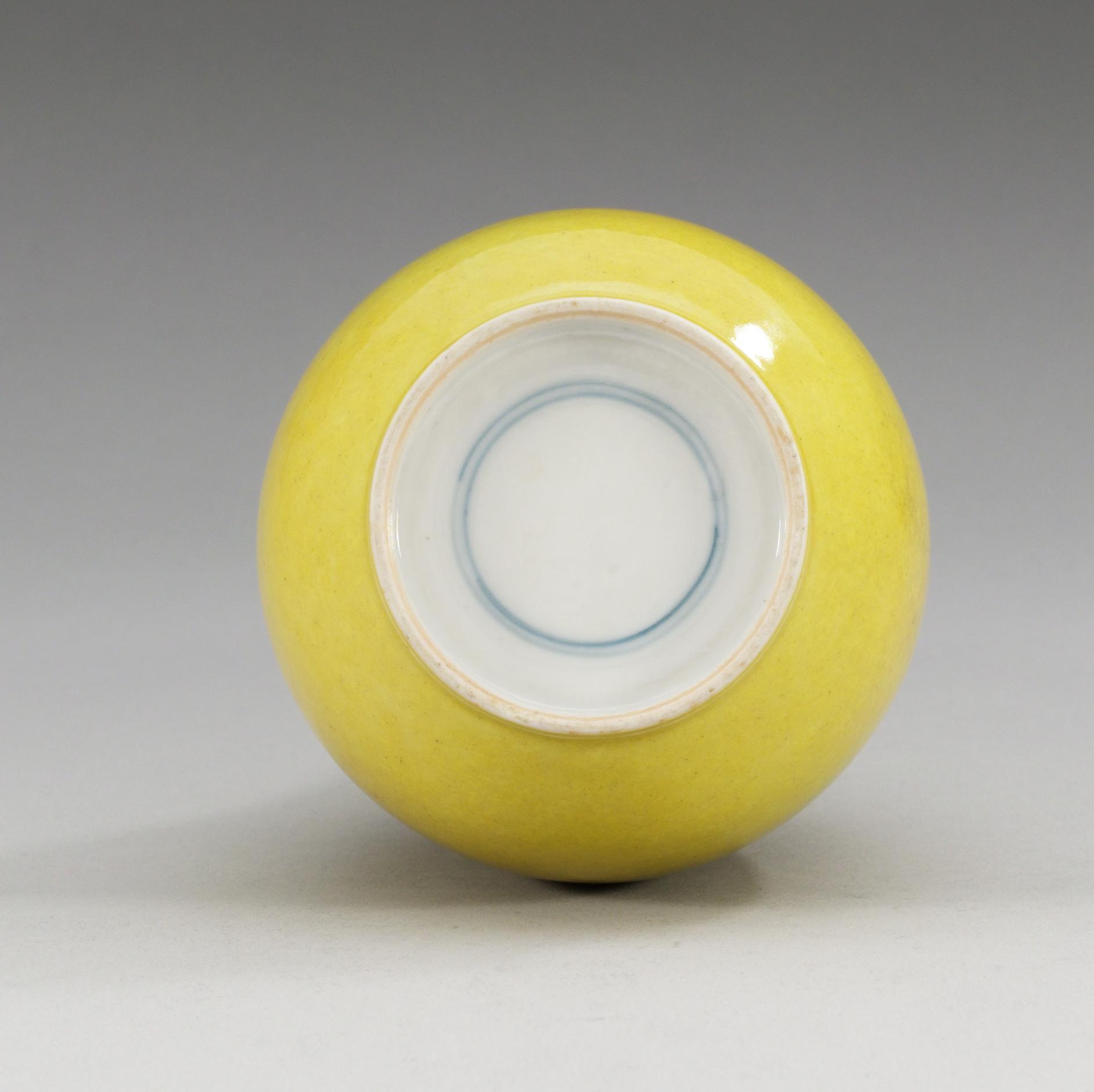 A yellow glazed vase, late Qing dynasty (1644-1912).