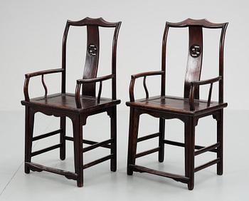 KARMSTOLAR, ett par, Ming-stil. 1800/1900-tal, Kina.