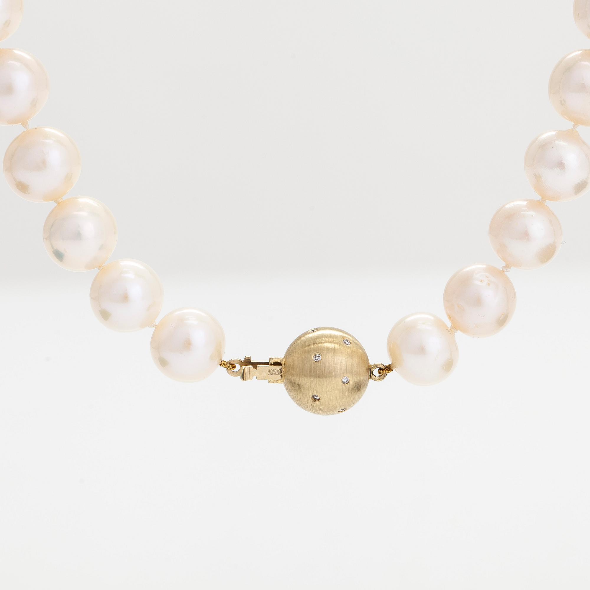 A cultured pearl necklace, clasp in 14K gold with diamonds ca 0.12 ct in total.