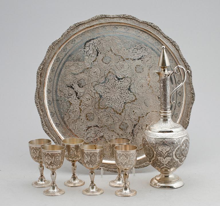 VINKANNA, BRICKA SAMT 6 VINPOKALER, silver, orientaliska. Vikt ca 1372 g.